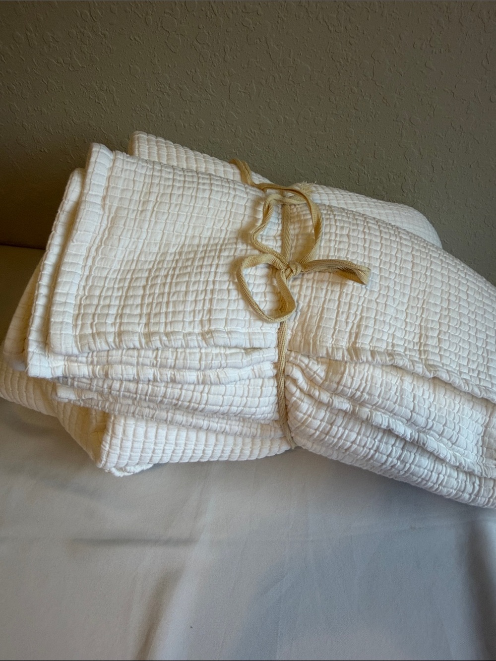 Quince King/Cal King White Textured Coverlet with Matching Shams